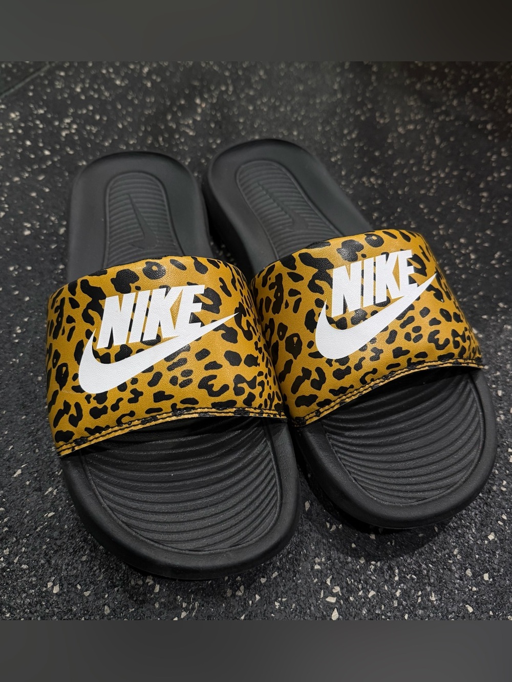 NIKE ANIMAL PRINT SLIDES SIZE 8